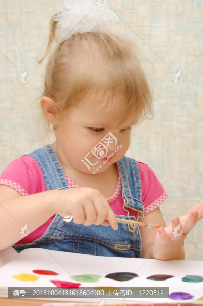可愛的小女孩在家里