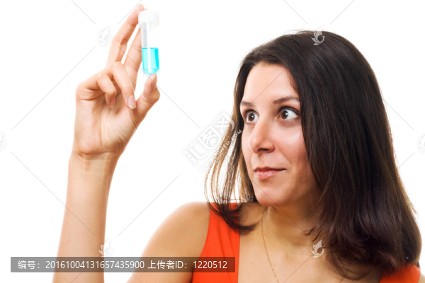 驚訝的女人檢查試管