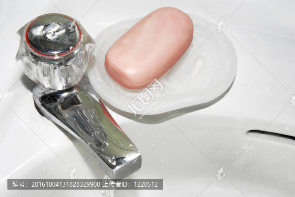 浴室水龍頭和肥皂