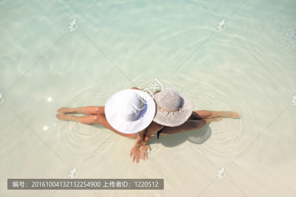 躺在藍池里的女人