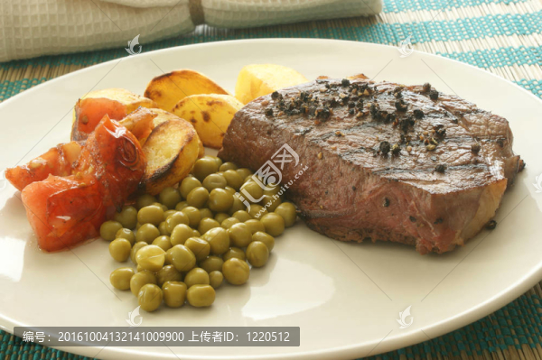 烤胡椒牛排配烤土豆和豌豆
