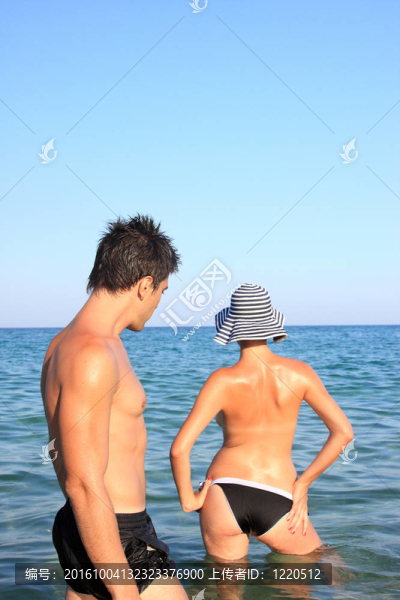 在海灘上放松；