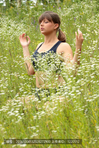 一個(gè)年輕的女人做瑜伽