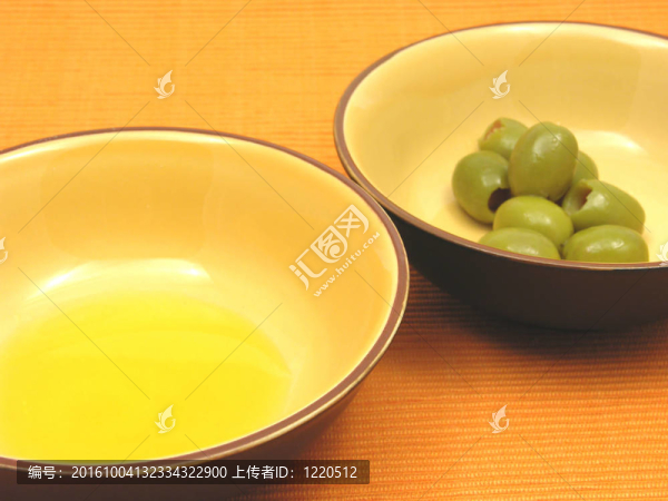 兩杯橄欖綠的橄欖油