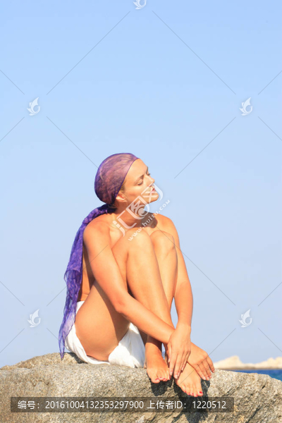美麗的女孩在海灘上冥想