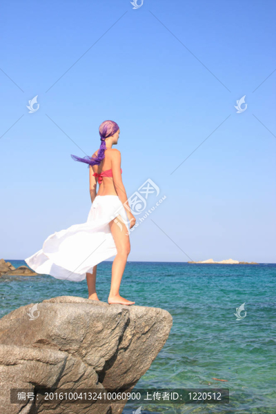 美麗的女孩在海灘上冥想