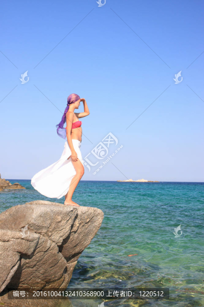 美麗的女孩在海灘上冥想