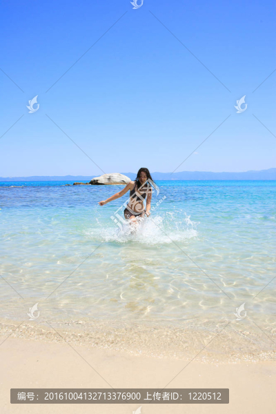 曬黑的比基尼女郎在海