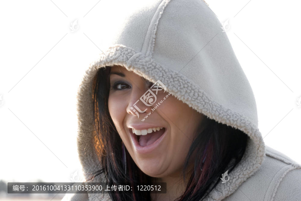 快樂(lè)的戴頭巾的女人