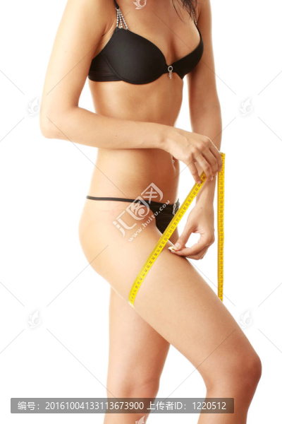 苗條的女人測(cè)量她的腿