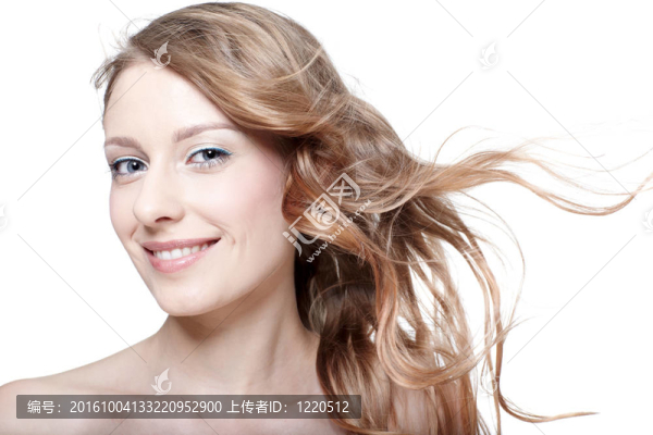 頭發(fā)飄飄的女孩