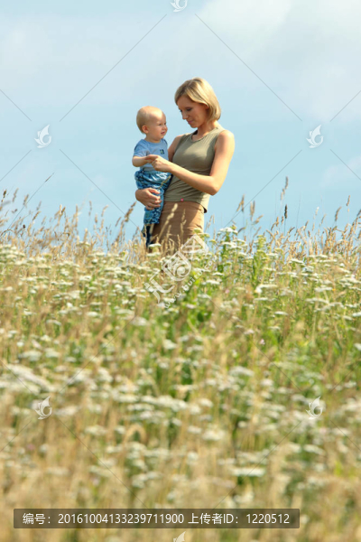 在一個國家的婦女與她的肩膀上的嬰兒