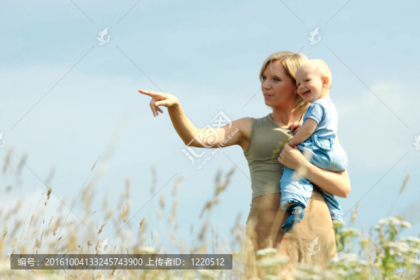 在一個國家的婦女與她的肩膀上的嬰兒
