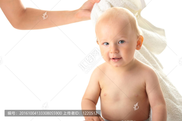 嬰兒洗澡后。