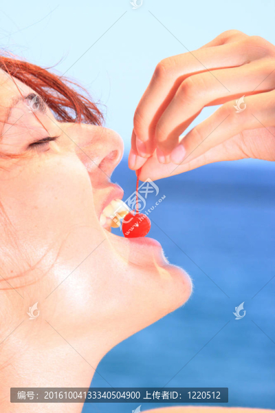 吃櫻桃雞尾酒的女人