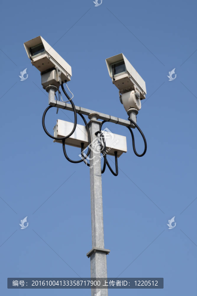 兩個(gè)中央電視臺(tái)街頭安全攝像機(jī)。