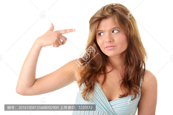 年輕帥氣的女人展示了她的頭