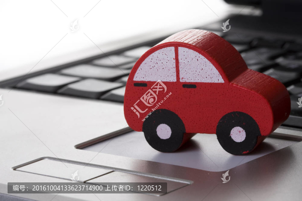 筆記本電腦上的玩具車
