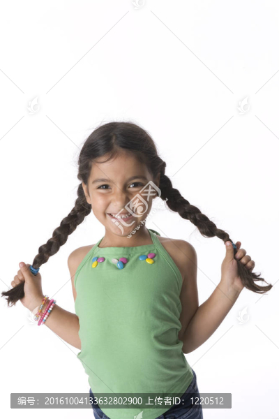 小女孩向她的辮子與膽小的表達