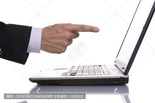指向筆記本電腦的商人