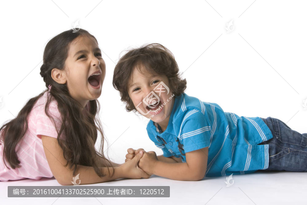 哥哥和姐姐和弟弟躺在地板上玩得很開(kāi)心
