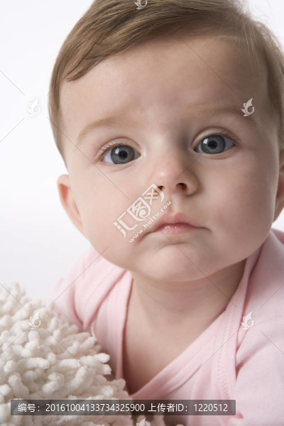 白人背景下的一個(gè)女?huà)氲男は? title=