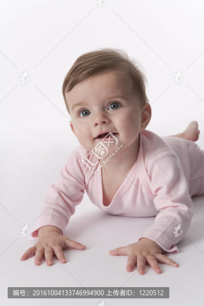 女嬰趴在肚子上抬頭