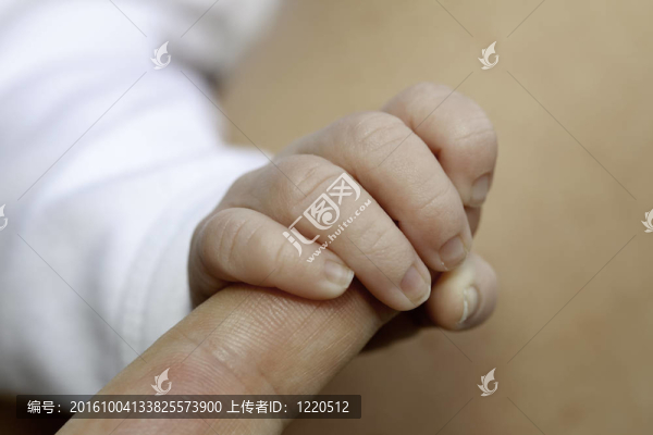 新生嬰兒抱母親手