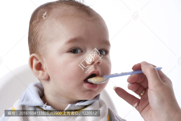 小男孩用勺子喂