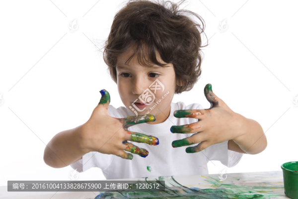 小男孩看著他那臟兮兮的手指