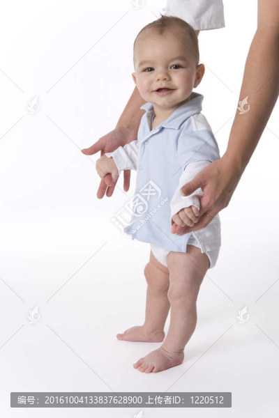 男嬰正站在他的腳上一些幫助