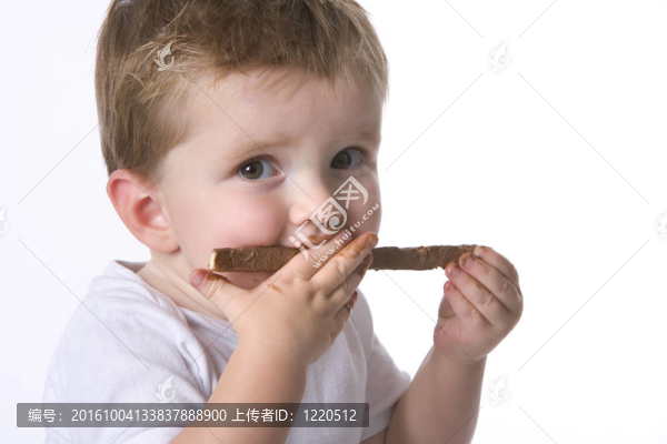 小男孩正在吃巧克力點心