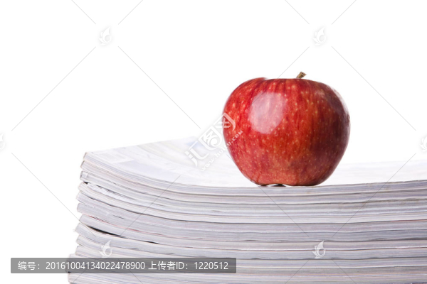 蘋果在一堆書