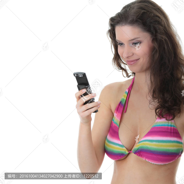 年輕漂亮的女人穿著五顏六色的比基尼