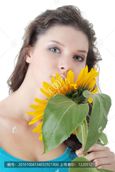 一個美麗女孩向日葵的肖像