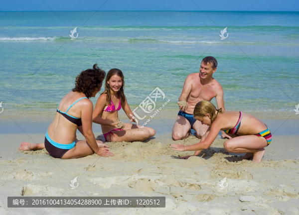 在海灘玩的快樂的家庭