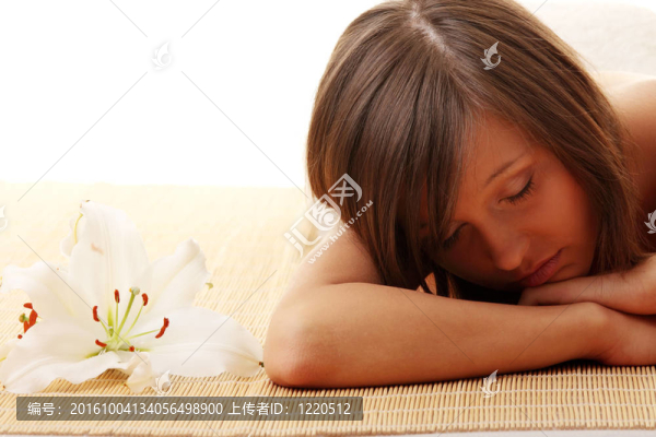 少女放松的按摩