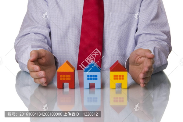 房地產(chǎn)經(jīng)紀(jì)人展示房屋