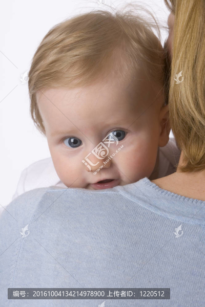 女嬰正看著母親的肩膀