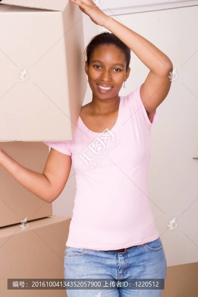 女人拎著箱子