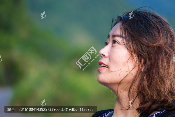 晨曦中的女人