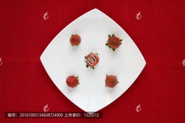 Strawberry在一個(gè)盤(pán)子里
