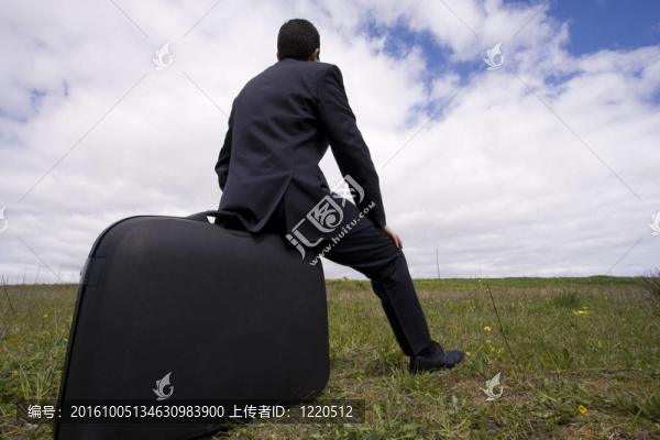 商人坐在他的行李里