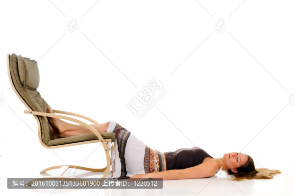 沙發(fā)上沉思的女人