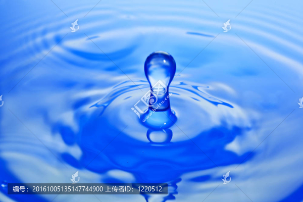 水濺在藍(lán)色色調(diào)