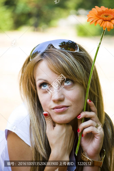 美麗的年輕女人與花