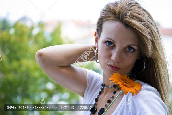 美麗的年輕女人與花
