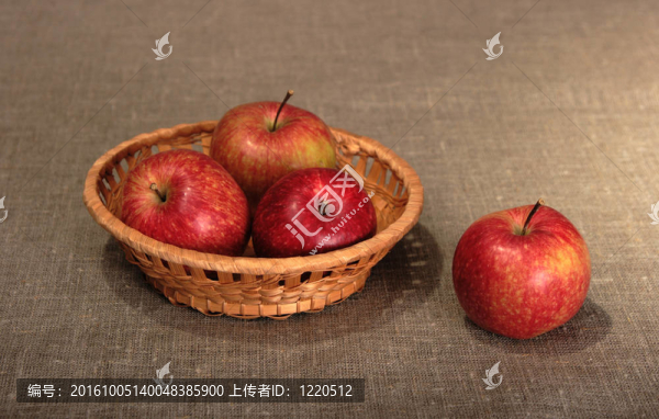 一群紅蘋果在籃子里。