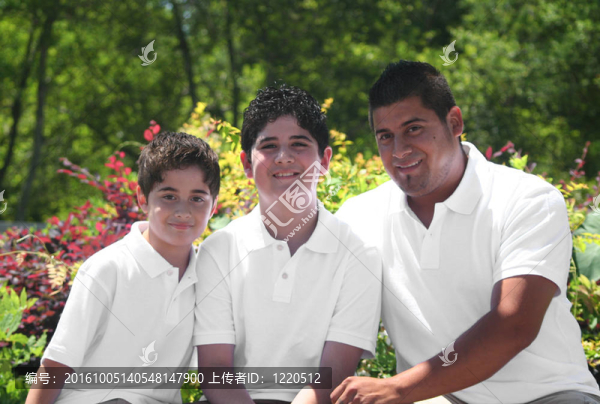 Young,Hispanic,Father和他的孩子們
