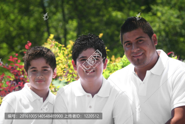 Young,Hispanic,Father和他的孩子們